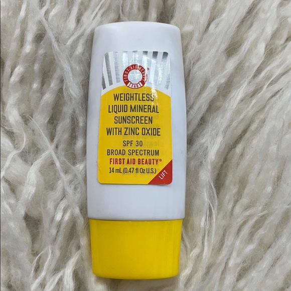 First Aid Beauty Weightless Liquid Mineral SPF 30 - Picture 5 of 7